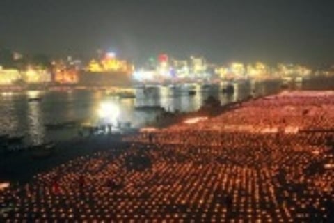 देव दीपावली पर जगमग हुआ काशी, 20 लाख दीपक से रौशन हुए घाट, देखें तस्वीरें