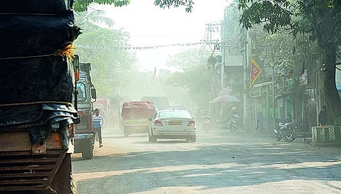 काशीपुर में सड़क पर उड़ती धूल