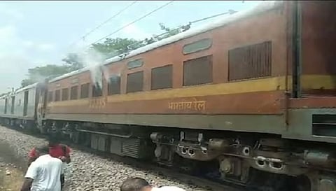 मुर्शिदाबाद में ट्रक से टकराकर पटरी से उतरी एक्सप्रेस ट्रेन, मचा हड़कंप