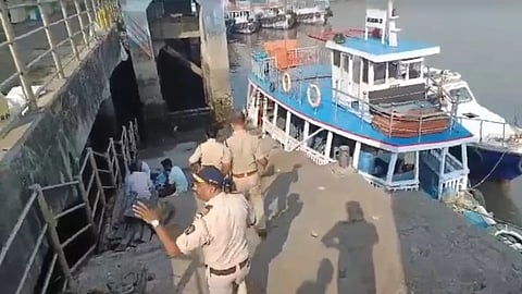 नाव के स्टोरेज चैंबर में जमा हुई गैस की चपेट में आने से 2 लोगों की मौत