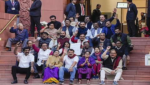 सदन के बाहर प्रदर्शन करते
निलंबित सांसद