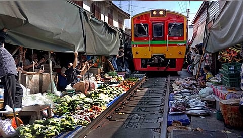 Viral Video: यहां रेलवे ट्रैक पर लगती है सब्जी मंडी, ट्रेन आते ही इधर-उधर भागने लगते हैं लोग