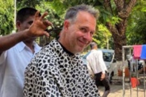 इंग्लैंड क्रिकेट के पूर्व कप्तान माइकल वॉन ने सड़क किनारे कटवाया देसी हेयर केट, देखें वीडियो