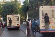 जब चलती बस के पीछे लटक गया युवक, देखें वीडियो