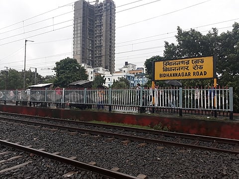 Kolkata News : आखिर क्यों बिधाननगर स्टेशन पर अचानक मच गई अफरातफरी