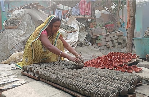 Howrah News : दिवाली से भी अधिक दीये बनाये जा रहे हैं 22 जनवरी के लिये