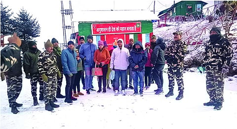 Siliguri News : बर्फबारी में फंसे थे tourists तो देवदूत बने …