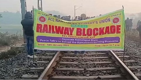 West Bengal News: जलपाईगुड़ी में छात्र संगठन ने रोकी रेल, कई मांगों को लेकर प्रदर्शन