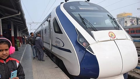 अयोध्या से दिल्ली के लिए पहली वंदे भारत ट्रेन रवाना, लोगों ने लगाए ‘जय श्रीराम’ के नारे