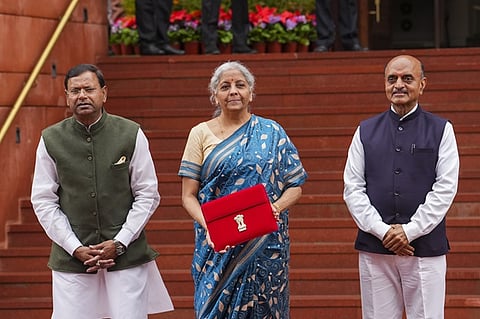 Budget 2024: बजट वाले दिन वित्त मंत्री ब्लू रंग की साड़ी में दिखीं, हर बार …