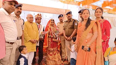 रेलवे स्टेशन पर ही महिला कुली की हुई हल्दी-मेहंदी, सांसद समेत पहुंचे कई मेहमान