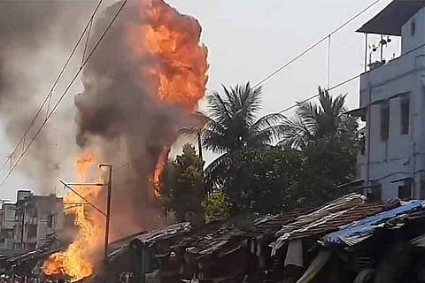 ढाकुरिया रेलवे लाइन के पास कई झोपड़ियों में लगी आग, लोकल ट्रेनें रोकी गई