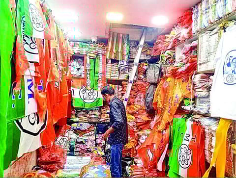 Loksabha Election 2024 : राम नाम वाले झंडे, मोदी वाली टी-शर्ट व एक रंगा साड़ियों की बढ़ी मांग