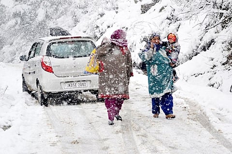 जम्मू-कश्मीर में बर्फबारी, लेकिन इन शहरों में तापमान 40° पार, बंगाल में …