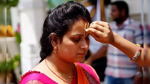 तिलक लगाते समय न करें ये गलती, बढ़ जाएंगी मुश्किलें, जानें तिलक लगाने के नियम