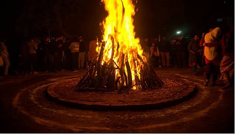 Holi 2024: होलिका दहन के लिए कब है शुभ मुहूर्त, नोट कर लें समय