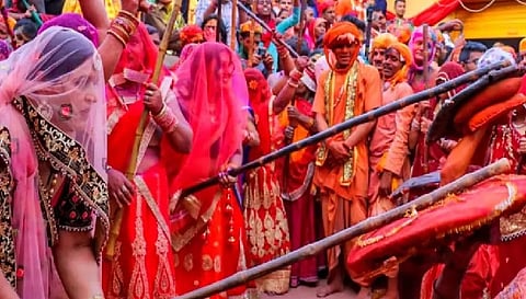 Lathmar Holi 2024: बरसाना में आज लट्ठमार होली, जानिए कैसे हुई थी इसकी शुरुआत ?