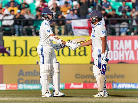 Ind vs Eng: धर्मशाला टेस्ट के पहले दिन इंग्लैंड टीम हुई धराशायी, भारत का स्कोर 135/1