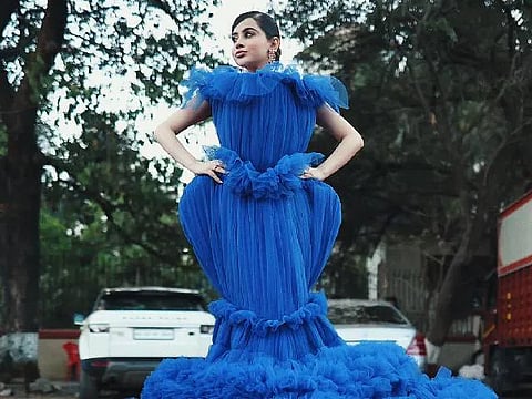 100 किलो की ड्रेस पहन कर ट्रक की मदद से आई उर्फी जावेद