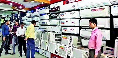 Kolkata News : गर्मी बढ़ते ही पंखा, कूलर व एसी का बाजार उछाल पर