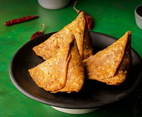 समोसे से आलू नहीं बल्कि निकलने लगा गुटखा और …