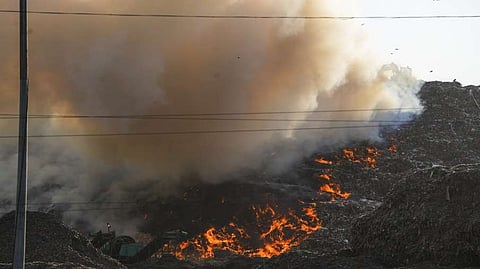 गाजीपुर ‘लैंडफिल’ में लगी आग, दमकल की टीमें मौजूद, घुट रही हैं सांसें