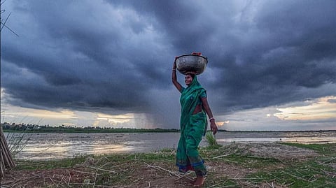 West Bengal Weather: आज बंगाल के इन जिलों में बरसेंगे बादल, जानिए मौसम का ताजा हाल