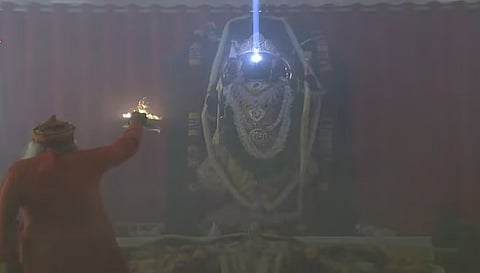 Ram Lalla Surya Tilak: अयोध्या में रामलला का हुआ सूर्य तिलक, श्रद्धालुओं का उमड़ा जनसैलाब