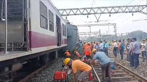 Howrah: लिलुआ स्टेशन पर पटरी से उतरी लोकल ट्रेन…..आवाजाही हुई बाधित