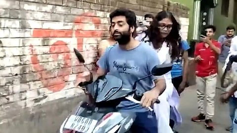 Arijit Singh : अरिजीत ने स्कूटी से जाकर बूथ पर जाकर डाला वोट