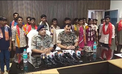 बीजापुर में 2 महिलाओं समेत 33 नक्सलियों ने किया सरेंडर….