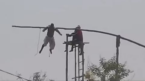 बारिश के लिए 200 फीट की ऊंचाई पर बांस पर झूलते हैं पुजारी, खास है पूजा