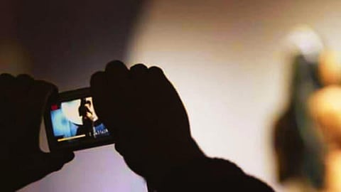 रूम में रोमांस कर रहे थे पति-पत्नी, तभी चोर…