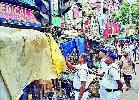 Girish Park : श्रीमनि मार्केट के फुटपाथ से दुकान से प्लास्टिक के शेड हटाये गये