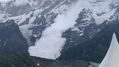 केदारनाथ मंदिर के पास एवलांच