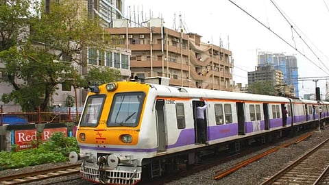 Bandel Local Train : डाउन बैंडेल लोकल से धुआं और चिंगारी…