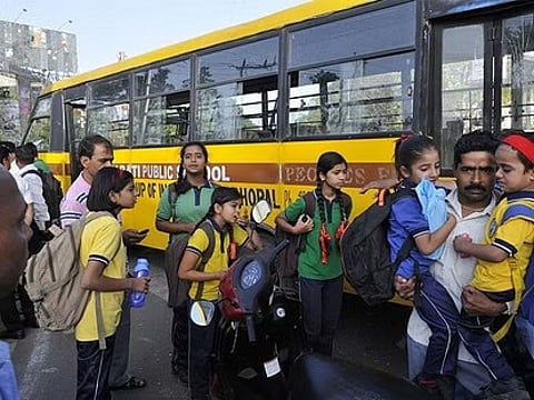 कोलकाता में बच्चों के स्कूली बसों और पूल कारों में लगेगा ट्रैकिंग डिवाइस