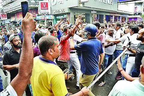 फुटपाथ पर अतिक्रमण को लेकर संग्राम! हॉकरों ने श्रीराम आर्केड के सेक्रेटरी पर किया हमला