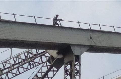 kolkata: हावड़ा ब्रिज पर चढ़ गया युवक, इसके बाद जो हुआ…