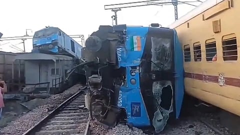 पंजाब में मालगाड़ी का इंजन खुलकर पैसेंजर ट्रेन से टकराया, देखें वीडियो
