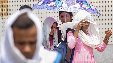 जानलेवा हुई गर्मी, नोएडा में महज 24 घंटे में मिले 14 शव, हीट स्ट्रोक से ऐसे बचाएं खुद को