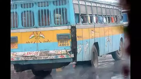 Kolkata News: बीबीडी बाग में बाइक से फिसलकर गिरा व्यक्ति, बस ने कुचलते हुए….