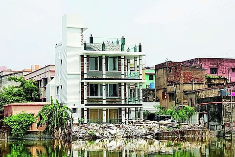 Kolkata News : जयंत का ‘शीशमहल’ : क्या प्रशासन ने ‘मूंद’ ली थीं आंखें?