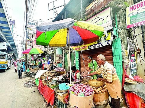 South DumDum : सड़क पर गाड़ियों की भीड़ और फुटपाथ पर कब्जा