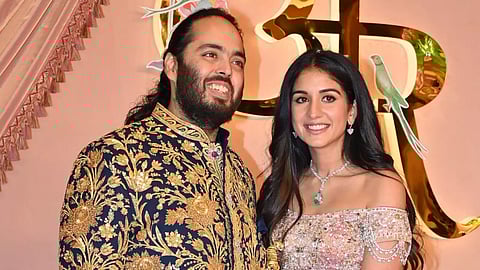Ambani wedding update: अनंत ने संगीत में पहना सोने का सूट, तो राधिका ने पहनी Diamond Crystal वाली ड्रेस, देखें तस्वीरें