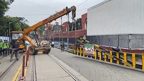 Kalighat Bridge: कालीघाट के पास हादसा, ब्रिज पर लगा हाईट बैरियर गिरा