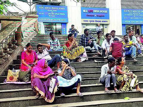 RG Kar Hospital: डॉक्टरों की हड़ताल से बिगड़ी कोलकाता मेडिकल कॉलेज की स्वास्थ्य व्यवस्था