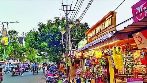 दुकान का शेड बढ़ाकर सिलीगुड़ी के विधान मार्केट में हो रहा सड़क अतिक्रमण