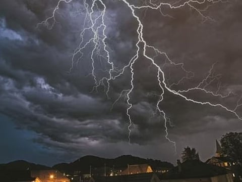 kolkata rain alert: बंगाल के उप-हिमालयी जिलों में अगले 5 दिनों तक होगी भीषण बारिश….