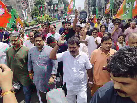 Kolkata News: भाजपा कार्यकर्ताओं ने किया जम कर विरोध, पुलिस ने नेताओं को लिया हिरासत में